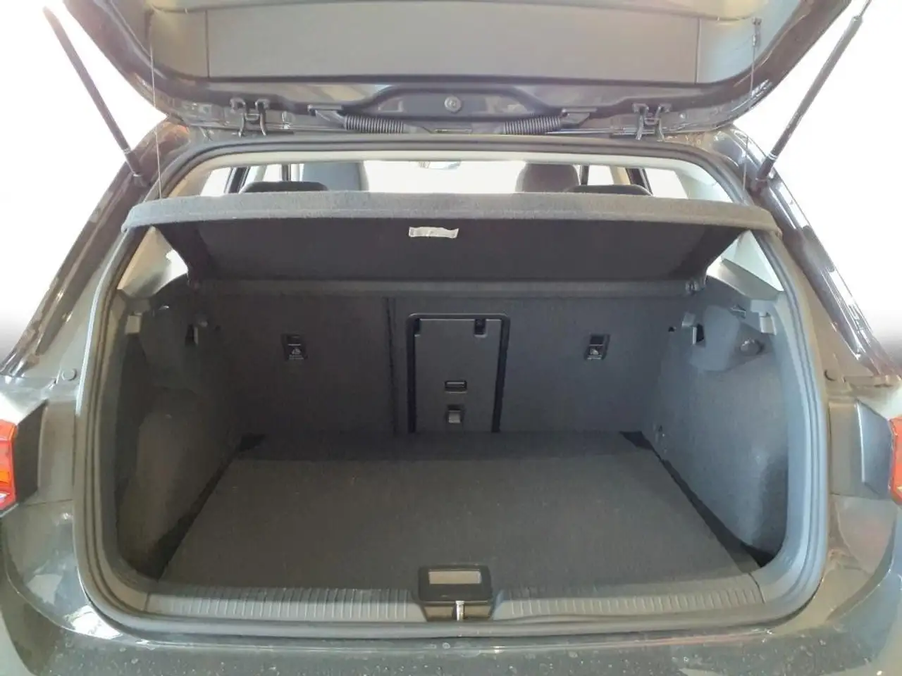 Volkswagen Golf VIII 1.5 TSI Style APP LED SHZG PDC — معرض صور السيارة 8