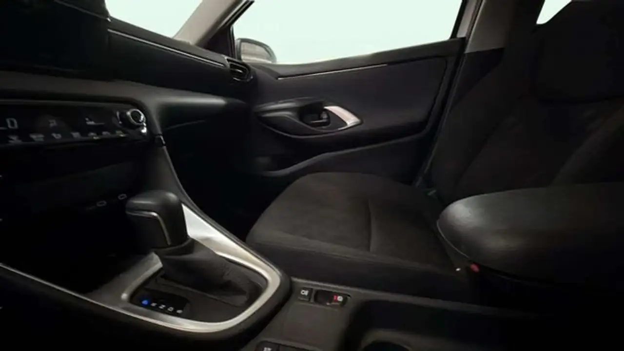 Toyota Yaris 120H 1.5 Style — معرض صور السيارة 10