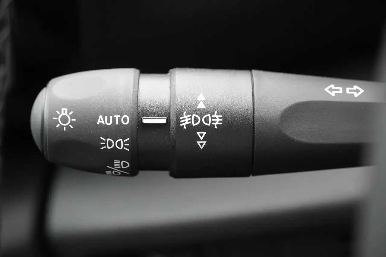 Citroen C4 PureTech 130 Aut. LED ACC Navi 360° — Vehicle gallery 17