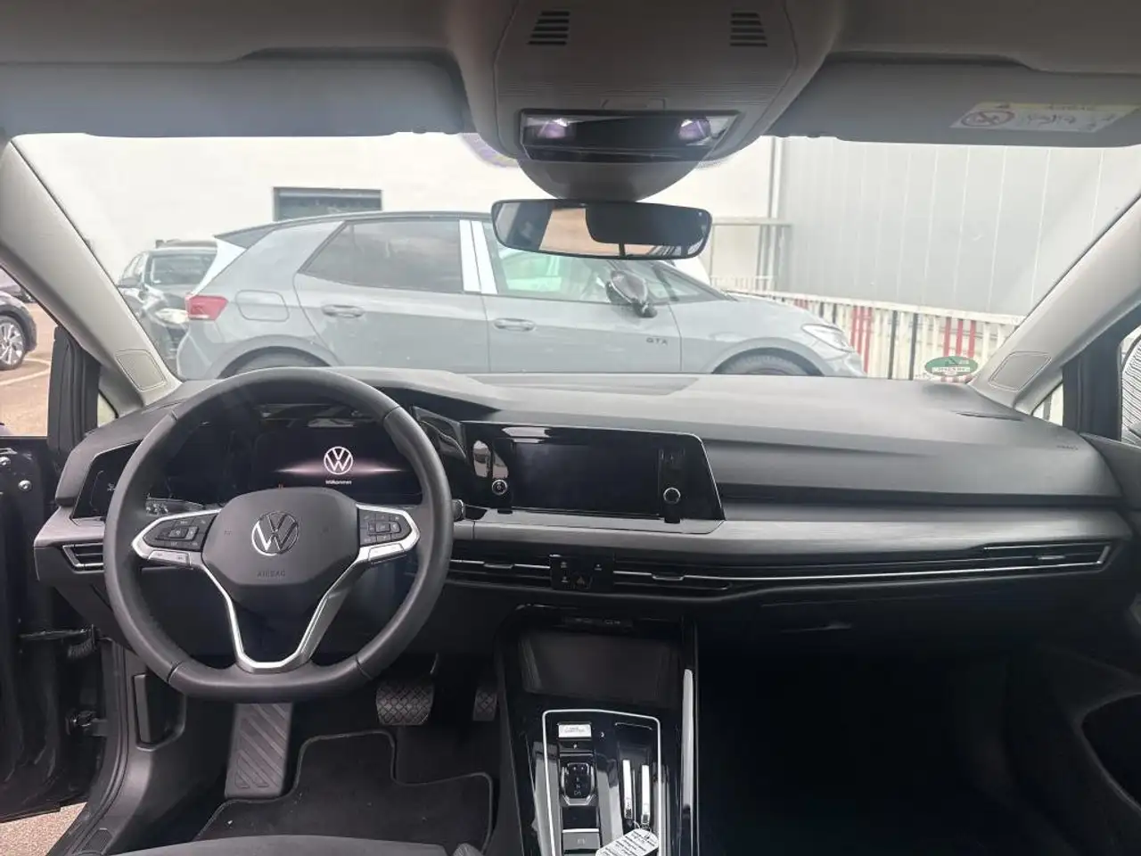 Volkswagen Golf VIII 1.5 eTSI DSG Style Lenkradheizung — معرض صور السيارة 3