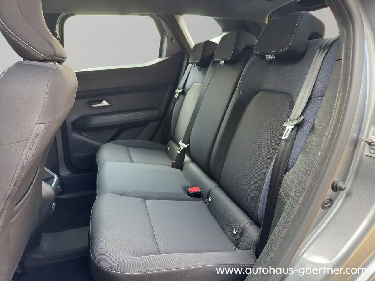 Dacia Duster Full Hybrid 140 Expression R-Cam Winterpaket AppleCarplay & Android-Auto — معرض صور السيارة 13