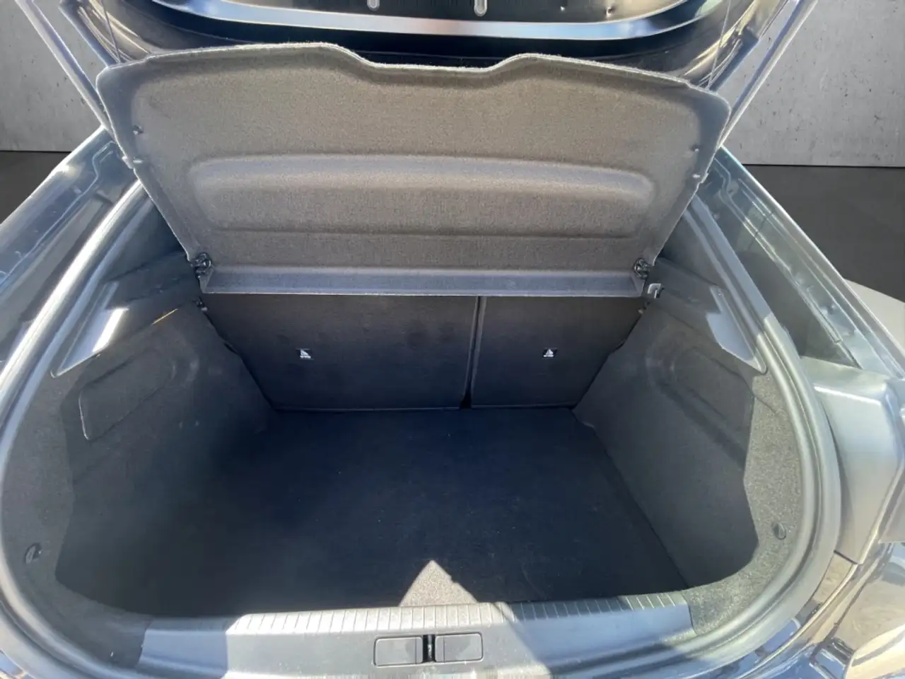 Peugeot 208 GT PT 100 AHK LED Navi CarPlay 360 Kamera Apple Ca — Galería del vehículo 7