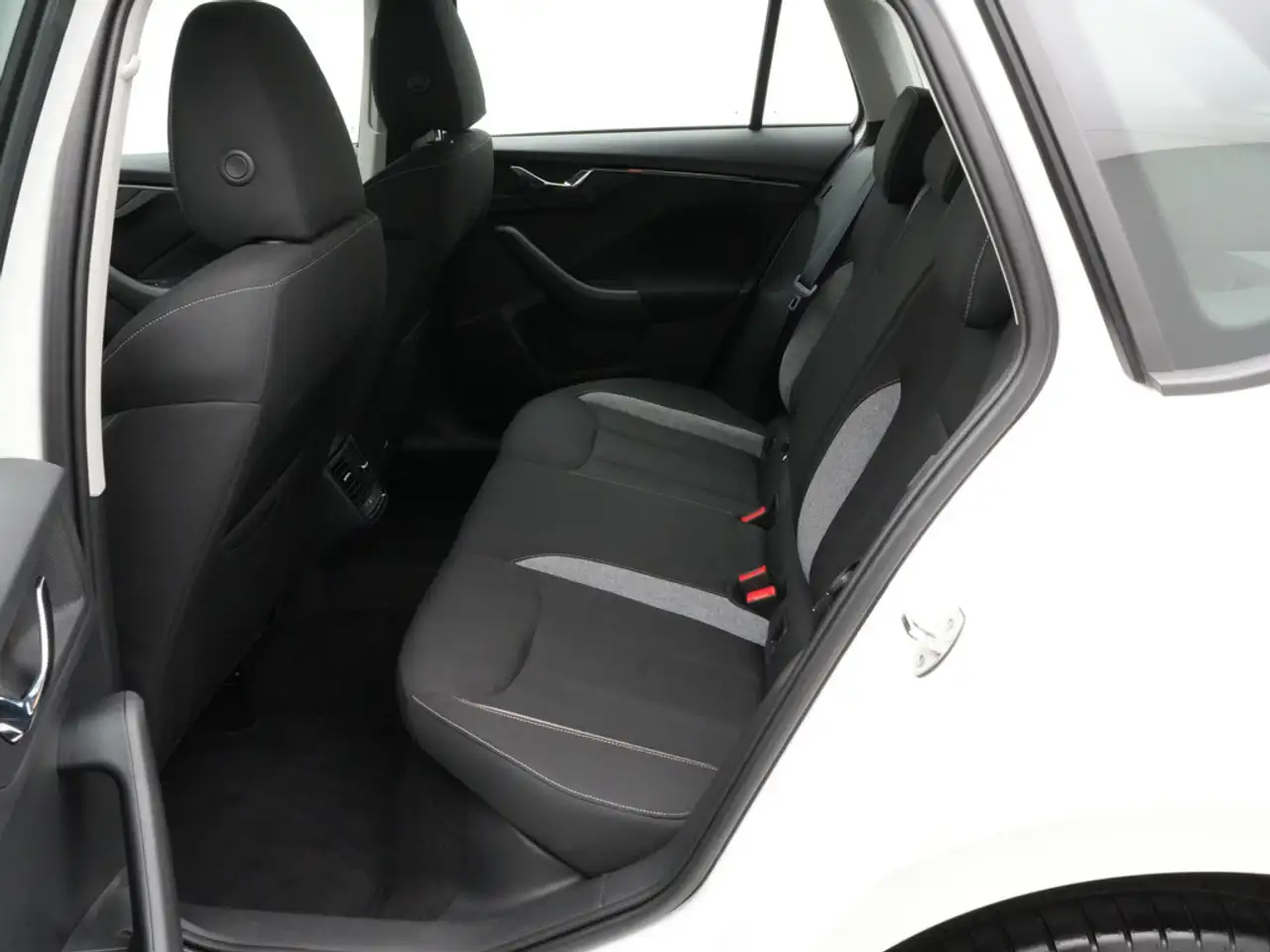Skoda Kamiq Selection PDC LED CARPLAY SHZ PORT NAVI — Vehicle gallery 11