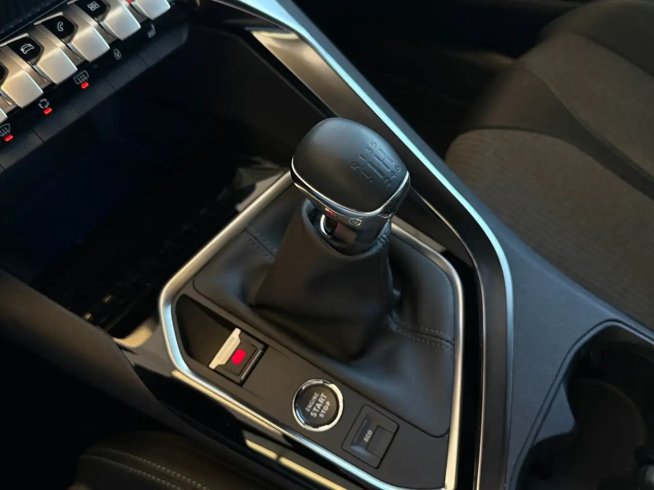 Peugeot 3008 1.2 PureTech 130 CarPlay*DAB — Vehicle gallery 27