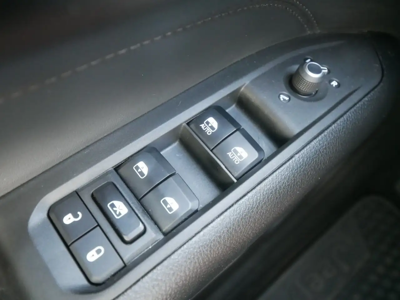 Jeep Compass ALTITUDE e-HYBRID 1.5l 130PS AT SICHERHEIT WINTER — Galería del vehículo 19