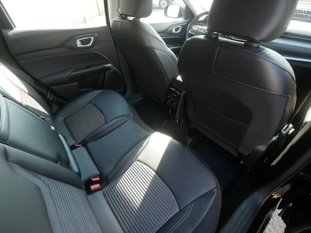 Jeep Compass ALTITUDE e-HYBRID 1.5l 130PS AT SICHERHEIT WINTER — Galería del vehículo 13