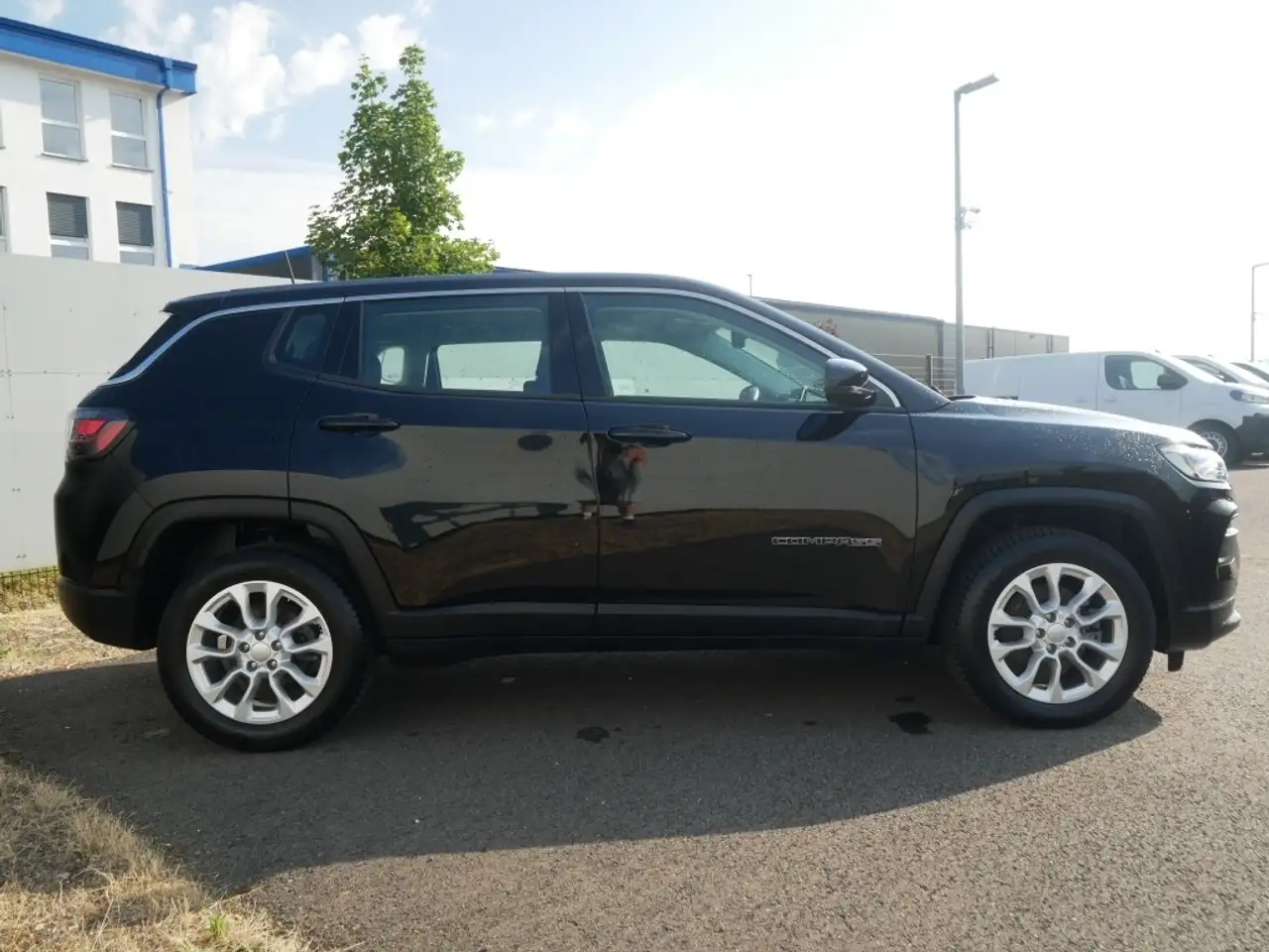 Jeep Compass ALTITUDE e-HYBRID 1.5l 130PS AT SICHERHEIT WINTER — Galería del vehículo 2