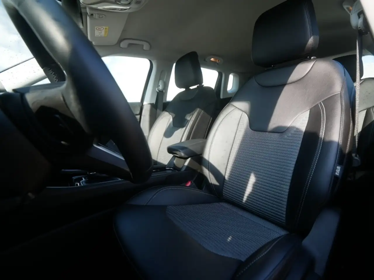 Jeep Compass ALTITUDE e-HYBRID 1.5l 130PS AT SICHERHEIT WINTER — Galería del vehículo 9