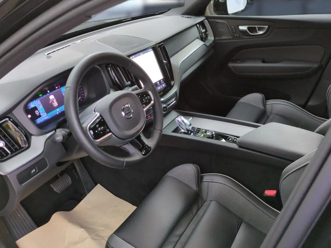 Volvo XC60 B5 (Benzin) Plus Black Edition AWD ACC, H&K — معرض صور السيارة 13