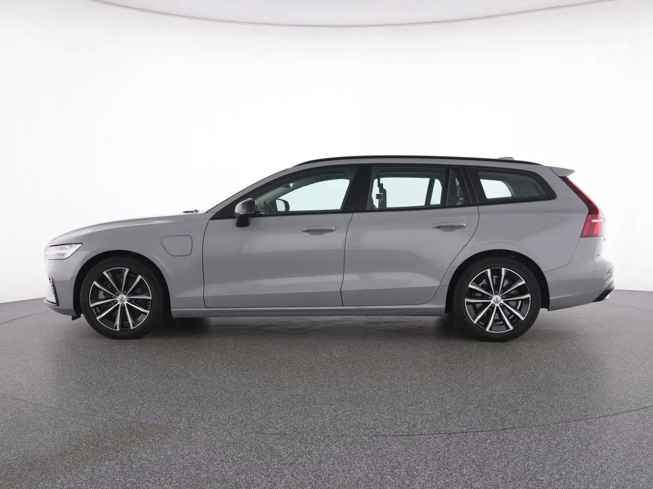 Volvo V60 T8 Recharge PLUS DARK AHK+WINTERPAK+LM18 — Galerie du véhicule 12