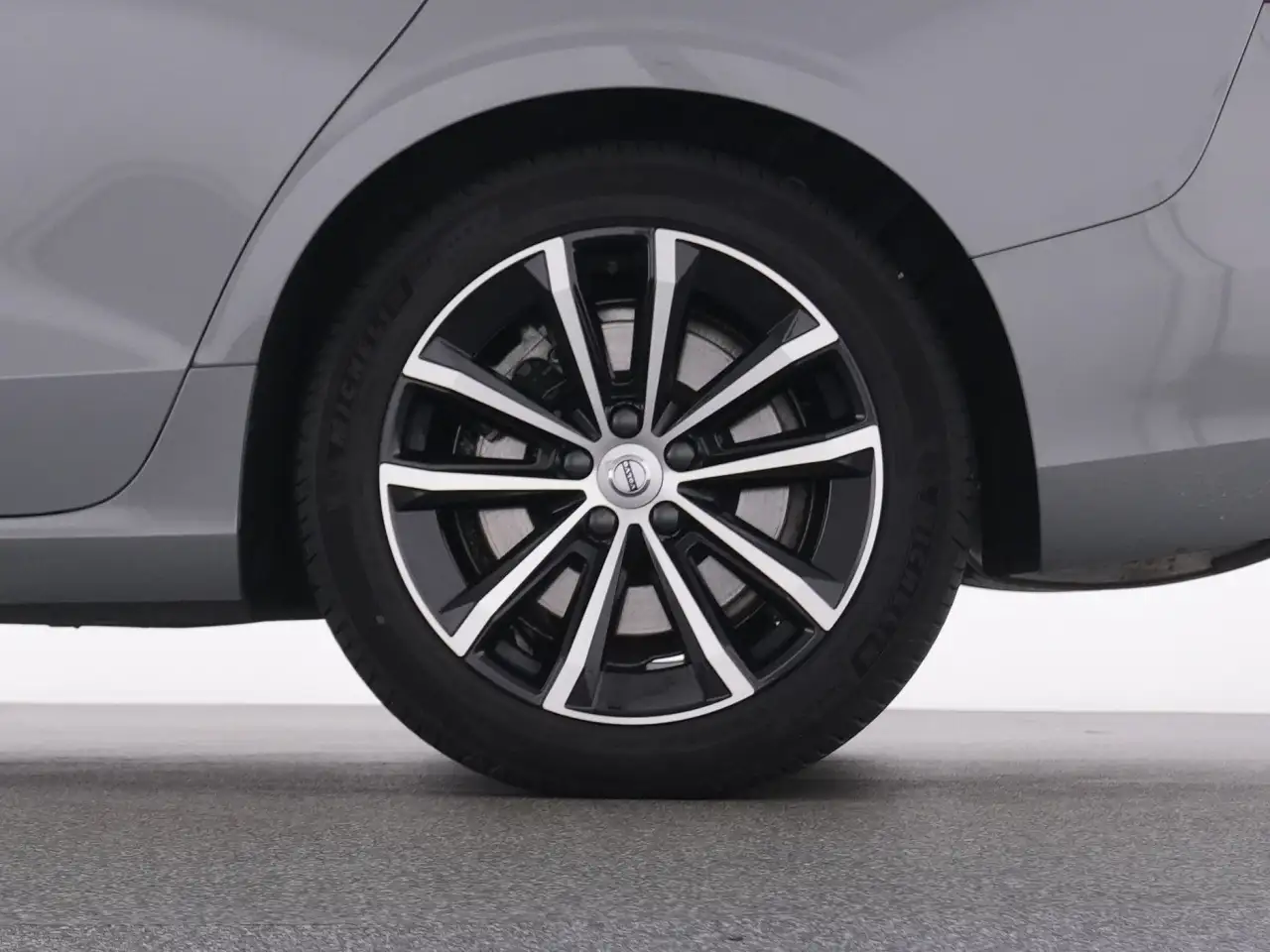 Volvo V60 T8 Recharge PLUS DARK AHK+WINTERPAK+LM18 — Galerie du véhicule 22