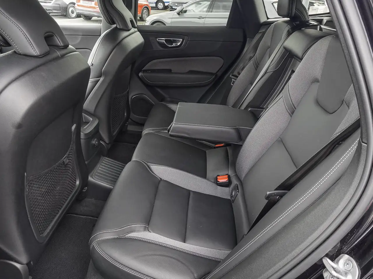 Volvo XC60 T8 AWD Black Edition Ultra Plug-in Hybrid — Galería del vehículo 16