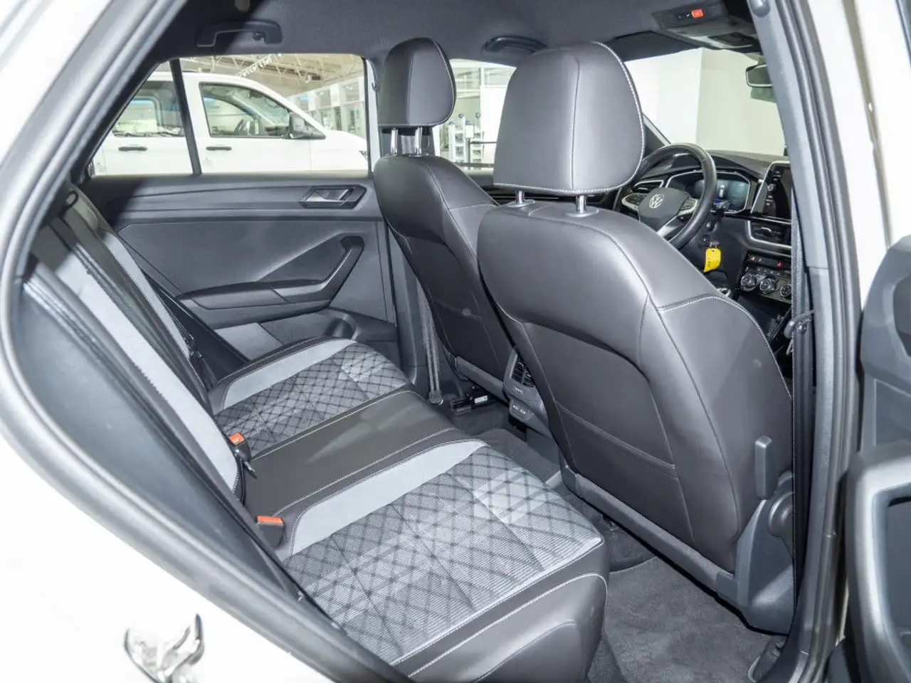 Volkswagen T-Roc 1.0 TSI R-Line Klima LED-Plus PDC SHZ — معرض صور السيارة 8