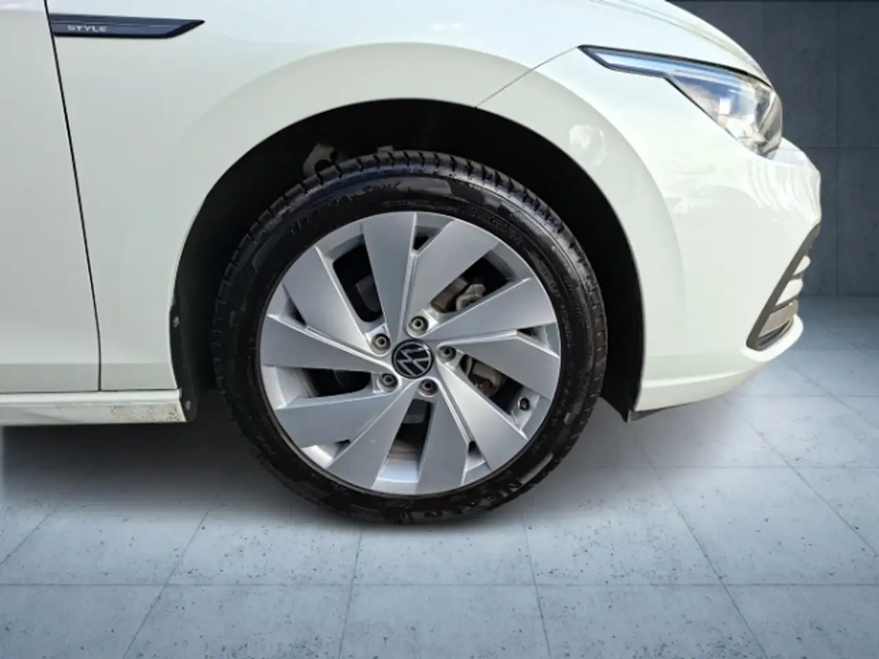 Volkswagen Golf VIII 1.5 eTSI DSG Style LEDplus+NAVI+LHZ+PDC — معرض صور السيارة 8