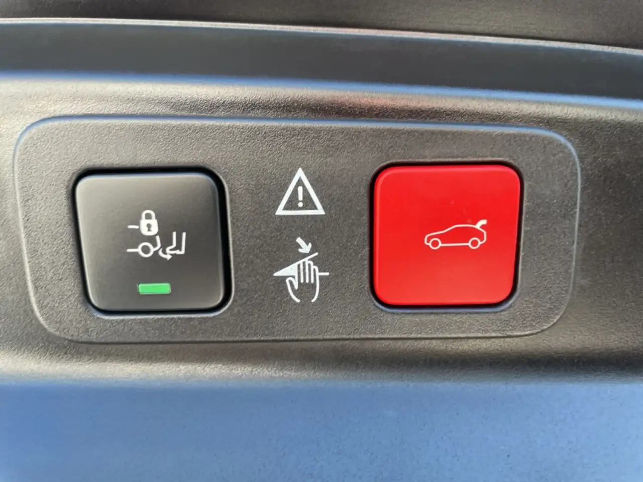 Peugeot 5008 GT HYBRID 136 e-DSC6 7-Sitzer Navi Digitales Cockp — معرض صور السيارة 20