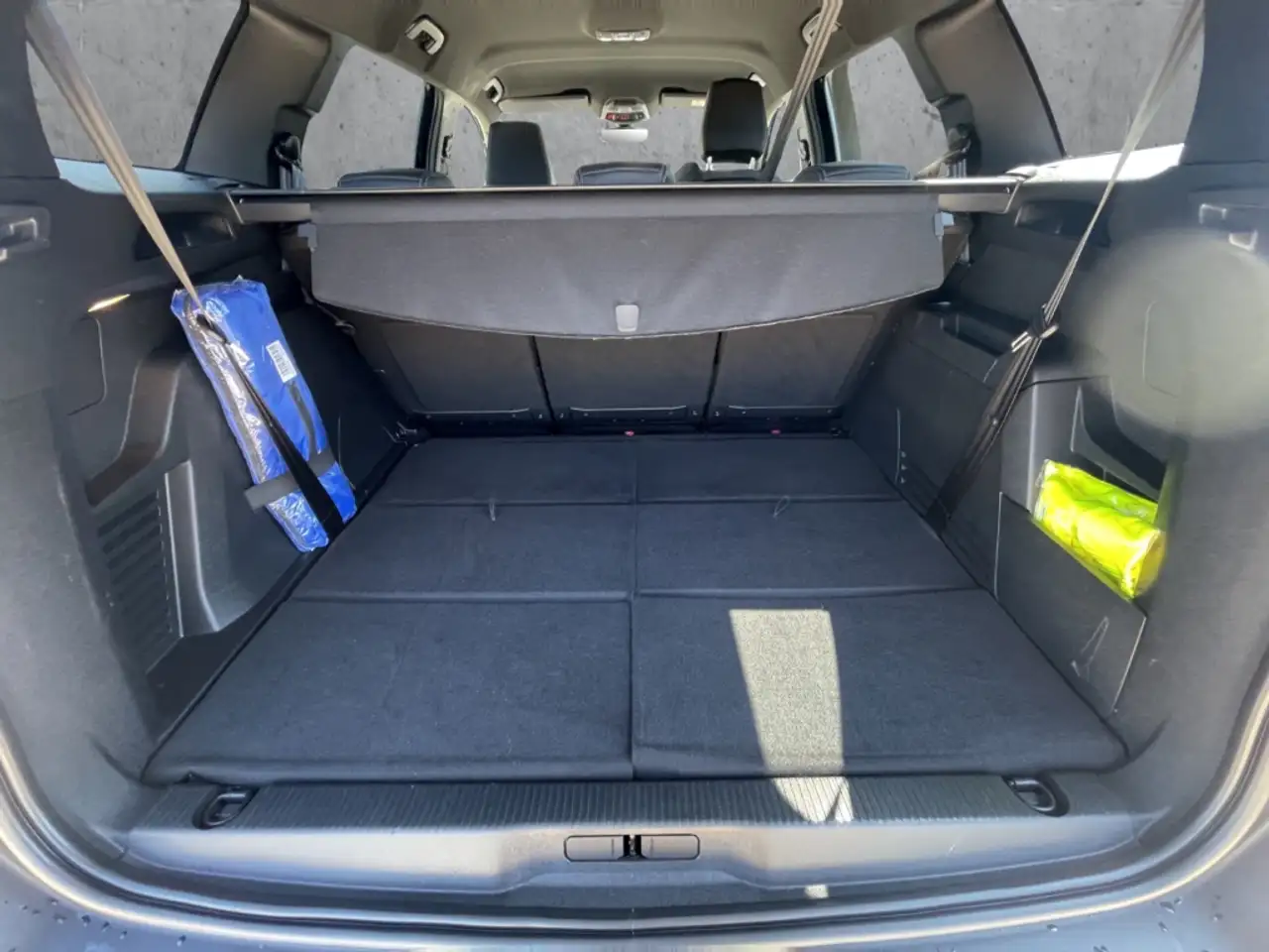 Peugeot 5008 GT HYBRID 136 e-DSC6 7-Sitzer Navi Digitales Cockp — معرض صور السيارة 7