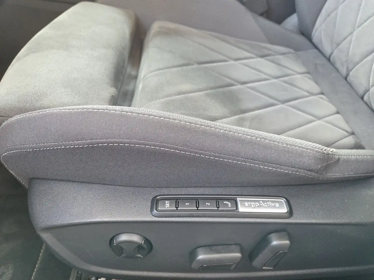 Volkswagen Golf VIII STYLE SPORT 2.0TSI 190PS DSG NP:45tEUR! MEMOR — Vehicle gallery 18