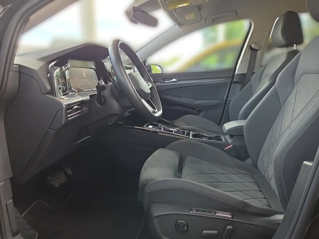 Volkswagen Golf VIII STYLE SPORT 2.0TSI 190PS DSG NP:45tEUR! MEMOR — Vehicle gallery 8