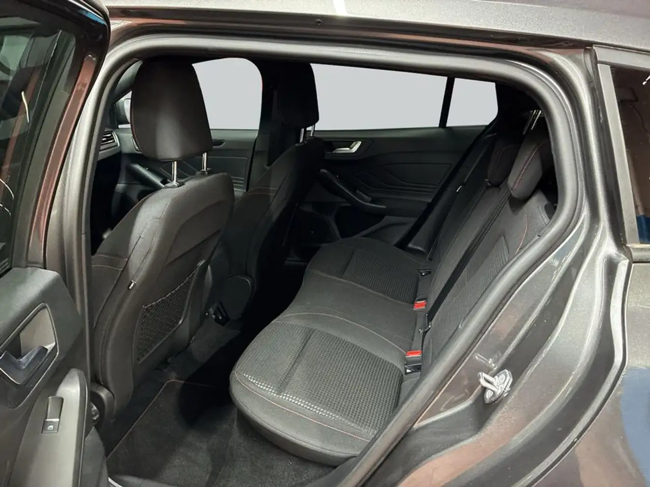 Ford Focus Turnier 1.0 EcoBoost Hybrid ST-LINE X — معرض صور السيارة 10