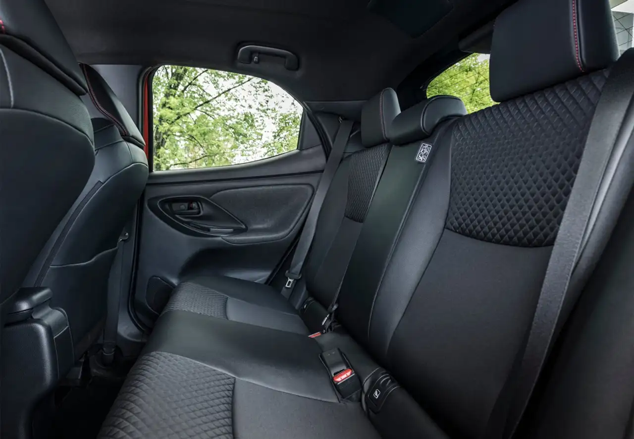 Toyota Yaris 120H 1.5 Active Plus — Galería del vehículo 25