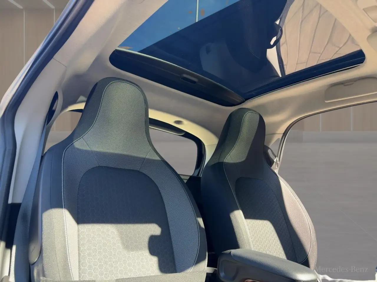 smart forTwo smart EQ fortwo PANO+LED+22KW+TEMP.+R.KAM.+SITZH — Vehicle gallery 15
