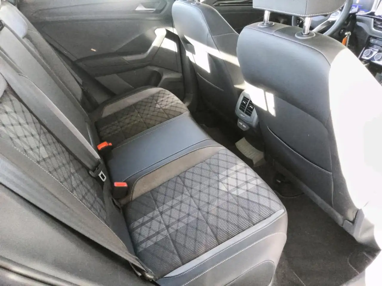 Volkswagen T-Roc 1.5 TSI DSG R-LINE +LED +ACC +VIRTUAL +CARPLAY +S — Vehicle gallery 8