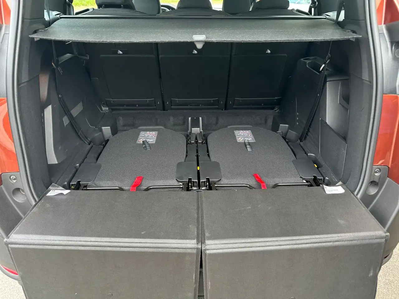 Peugeot 5008 Hybrid 136 e-DSC6 Allure 7-Sitze, Navi — معرض صور السيارة 10