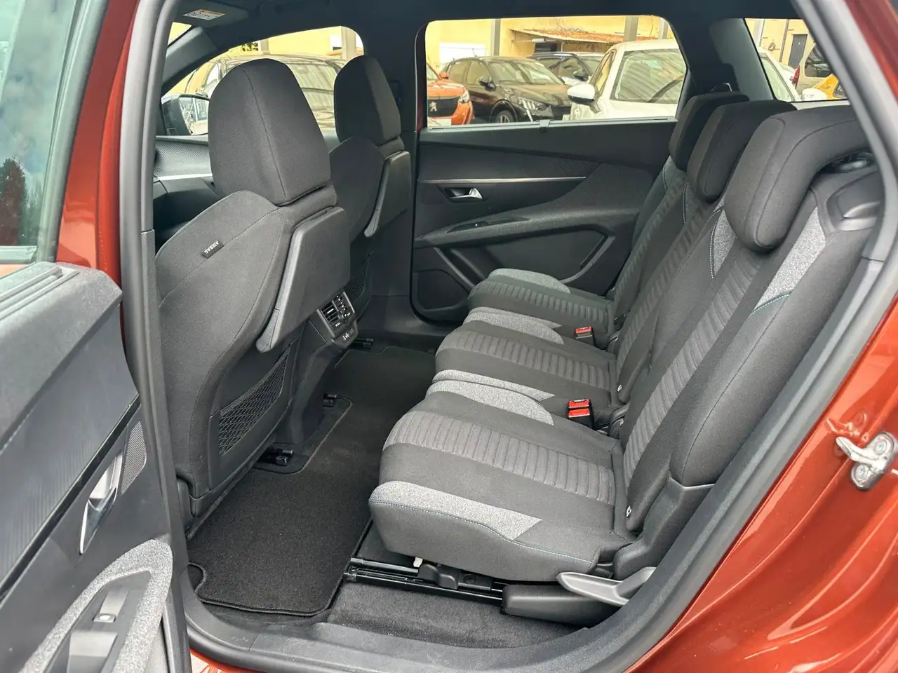 Peugeot 5008 Hybrid 136 e-DSC6 Allure 7-Sitze, Navi — معرض صور السيارة 11