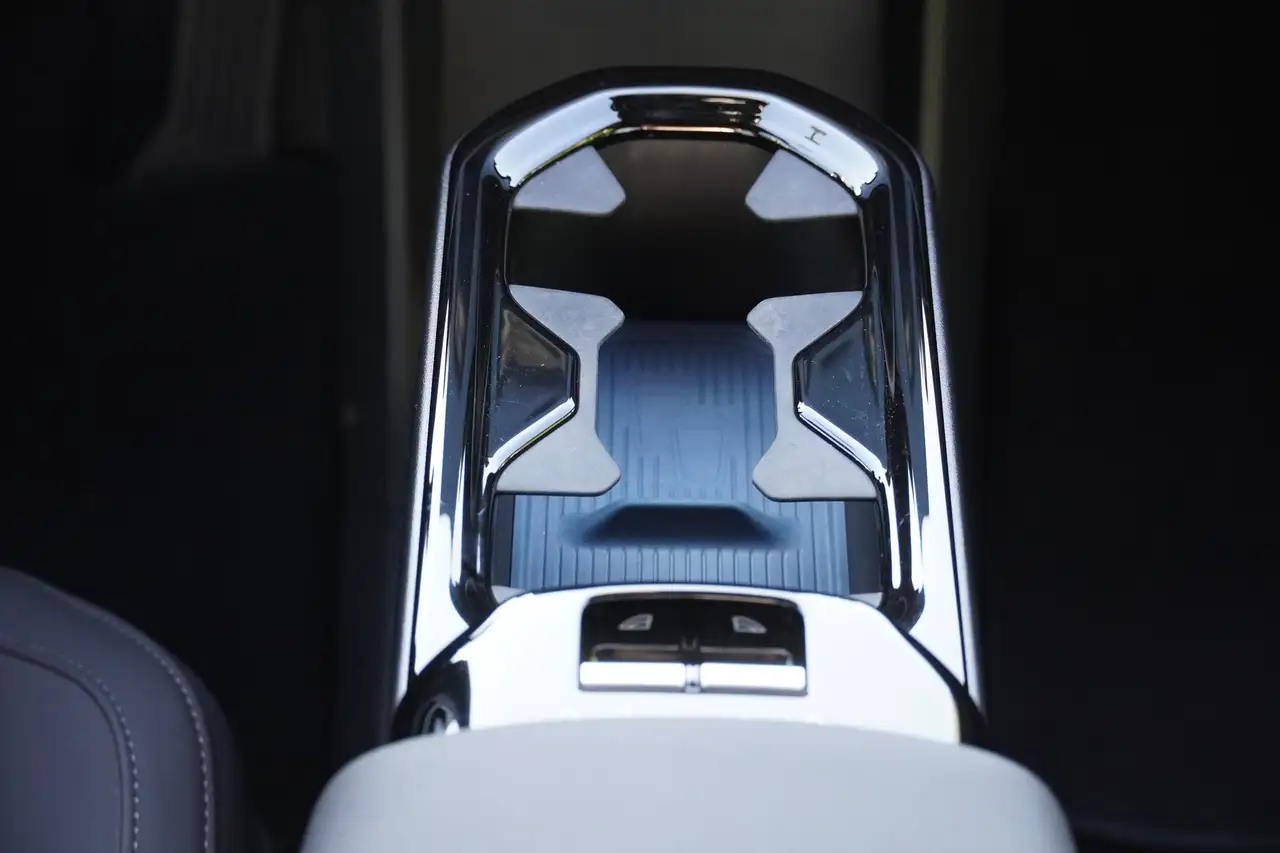 Volvo EX30 Core 2WD Pure Electric LED Navi Totwinkel — معرض صور السيارة 12