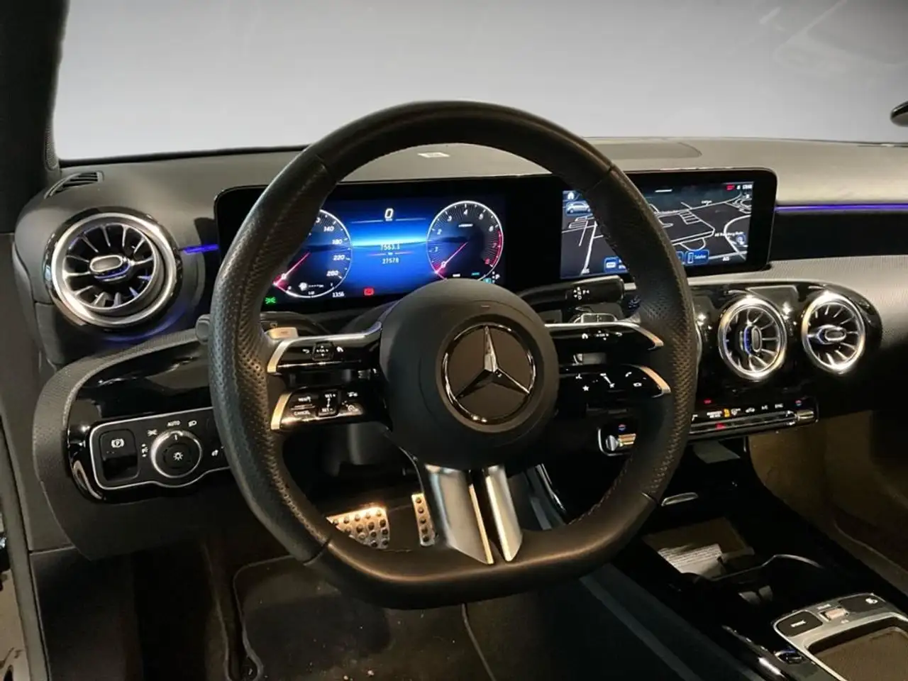 Mercedes-Benz A 200 AMG Style AUT Kam. KlimaA LED LM PDC SHZ — معرض صور السيارة 9