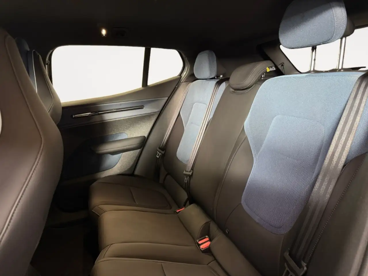 Volvo EX30 Plus Pure Electric NAV LED KAMERA ACC SITZ.HZG KEY — معرض صور السيارة 11
