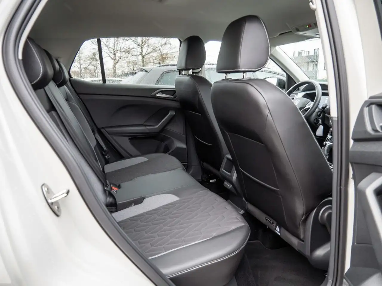 Volkswagen T-Cross 1.0 TSI DSG Goal App-Connect LED SHZ — معرض صور السيارة 8