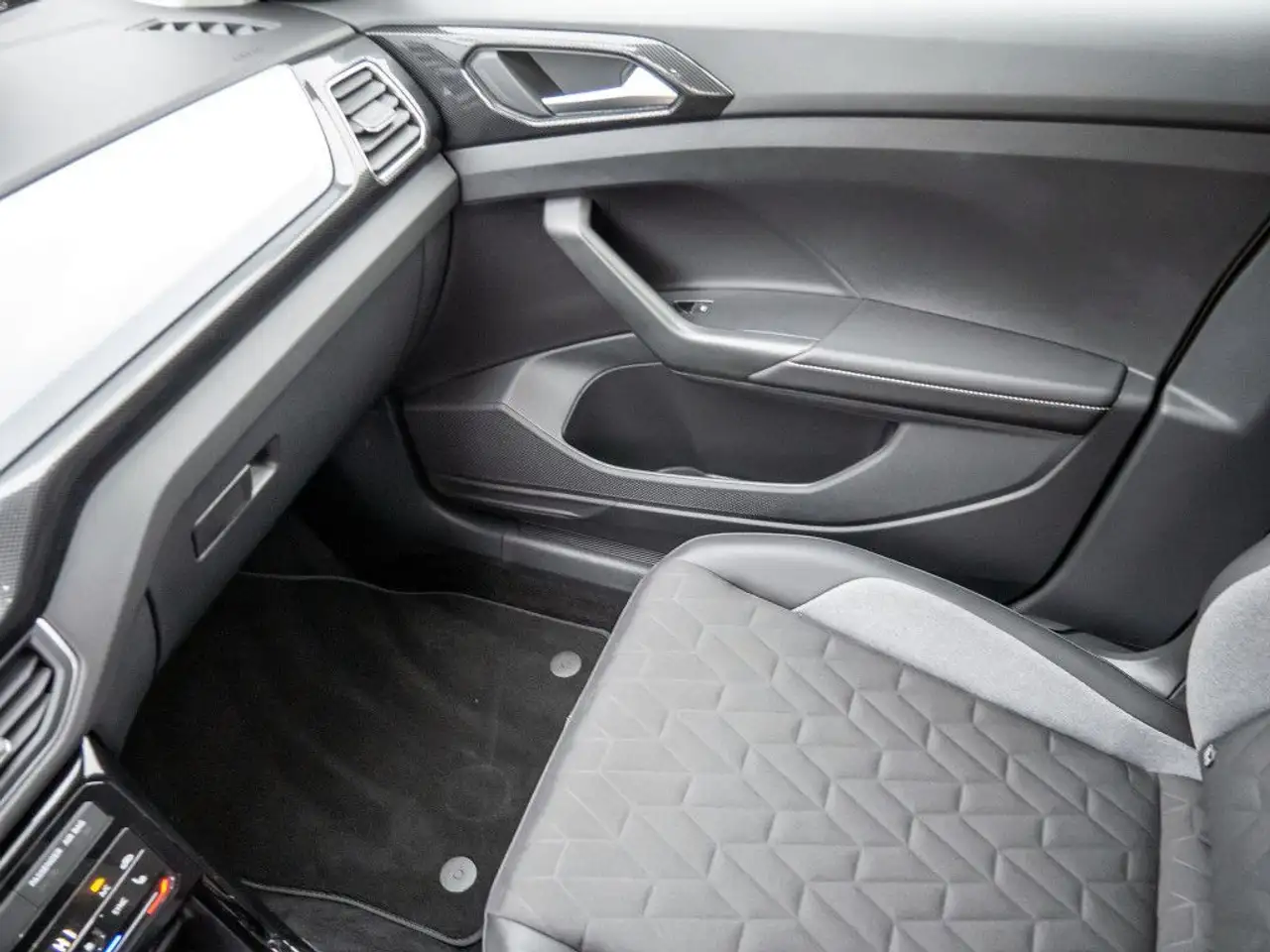 Volkswagen T-Cross 1.0 TSI DSG Goal App-Connect LED SHZ — معرض صور السيارة 16