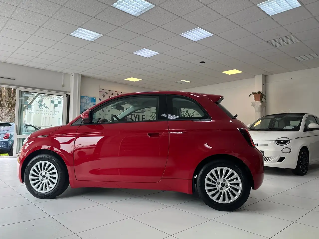 Fiat 500 23,8 kWh CarPlay, Spurhalteassistent, Tempomat — Galería del vehículo 14
