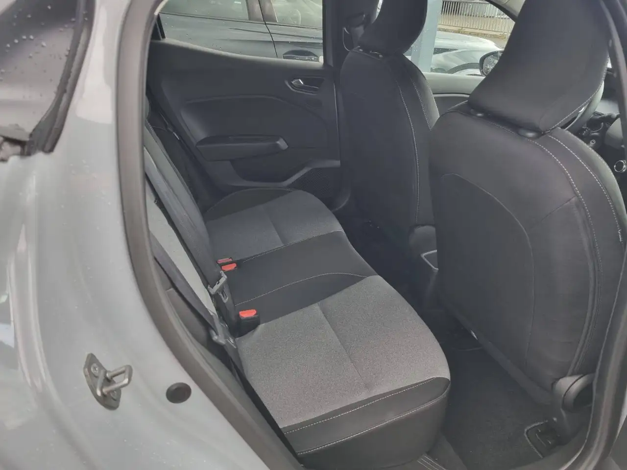 Renault Clio Evolution 1.6 E-TECH Hybrid — معرض صور السيارة 9