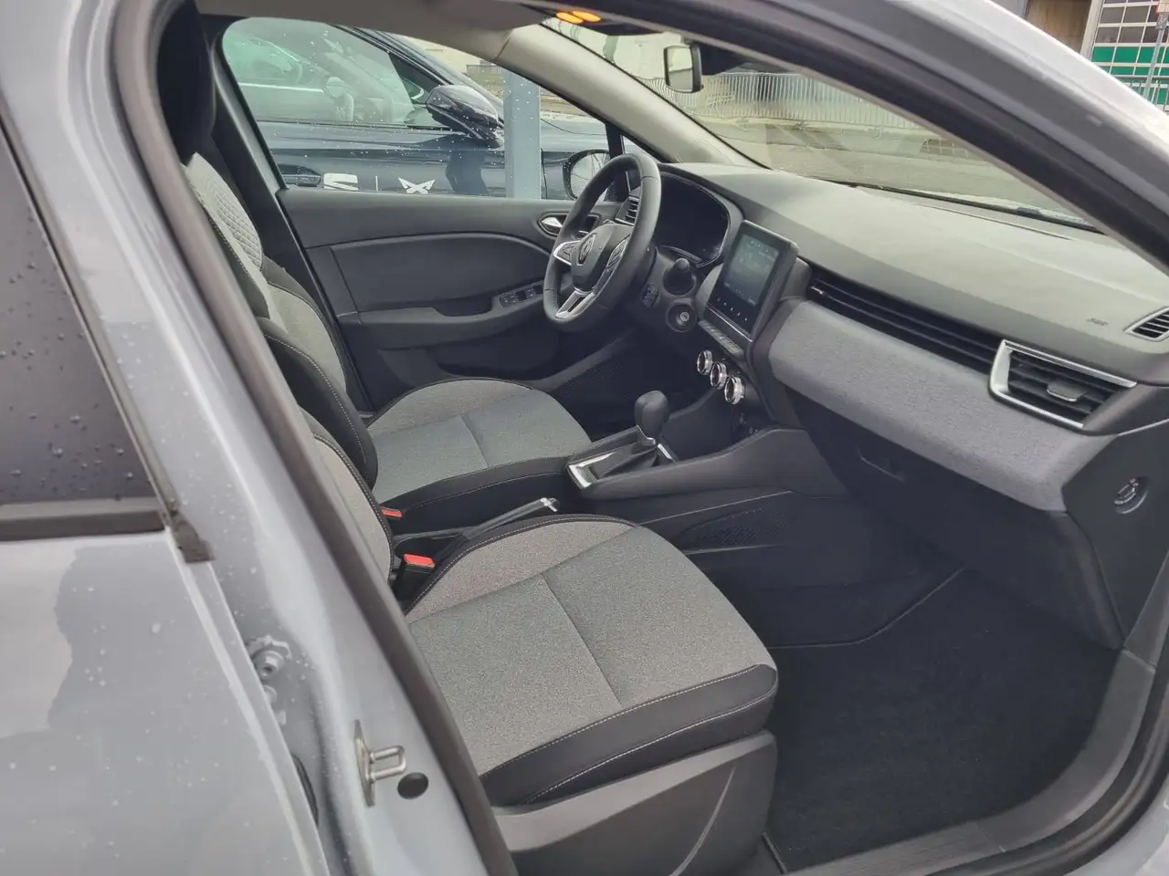 Renault Clio Evolution 1.6 E-TECH Hybrid — معرض صور السيارة 8