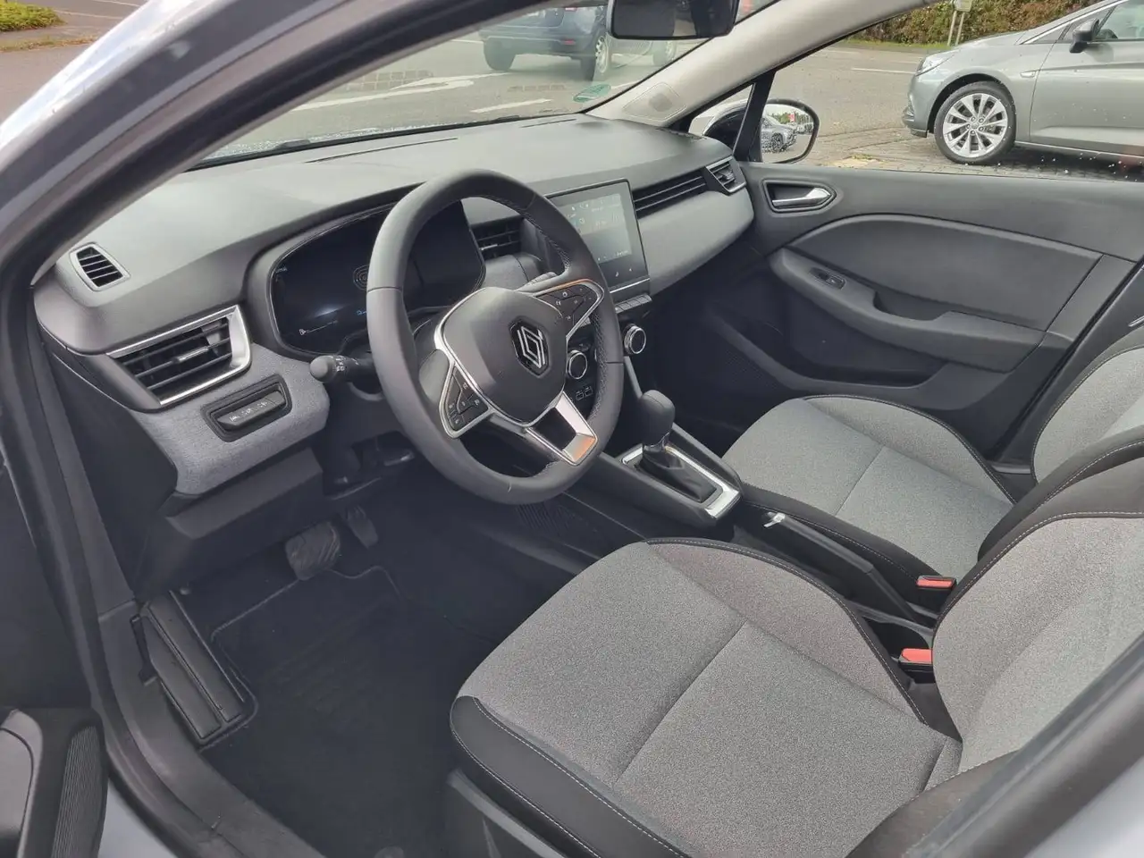 Renault Clio Evolution 1.6 E-TECH Hybrid — معرض صور السيارة 5