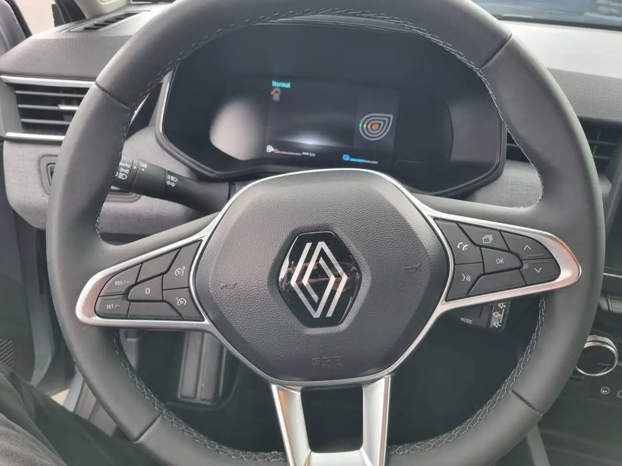 Renault Clio Evolution 1.6 E-TECH Hybrid — معرض صور السيارة 11