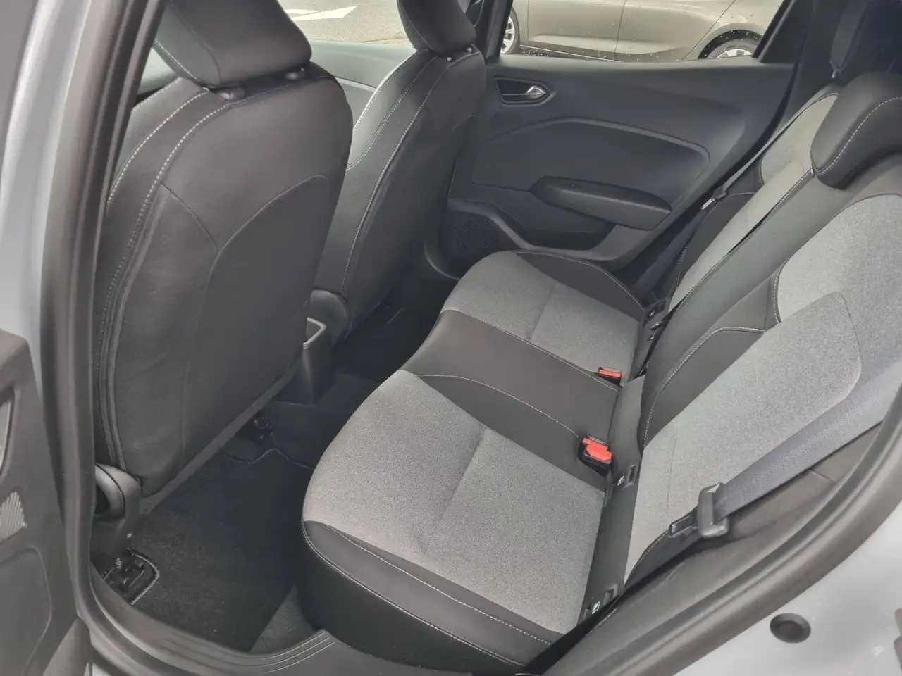 Renault Clio Evolution 1.6 E-TECH Hybrid — معرض صور السيارة 7