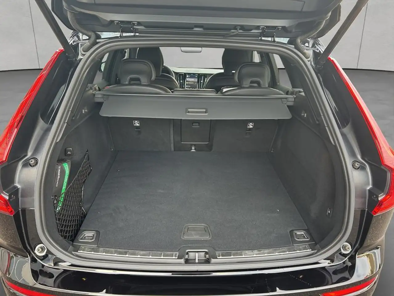 Volvo XC60 XC60 2.0 B5 B AWD Plus Dark — Vehicle gallery 5
