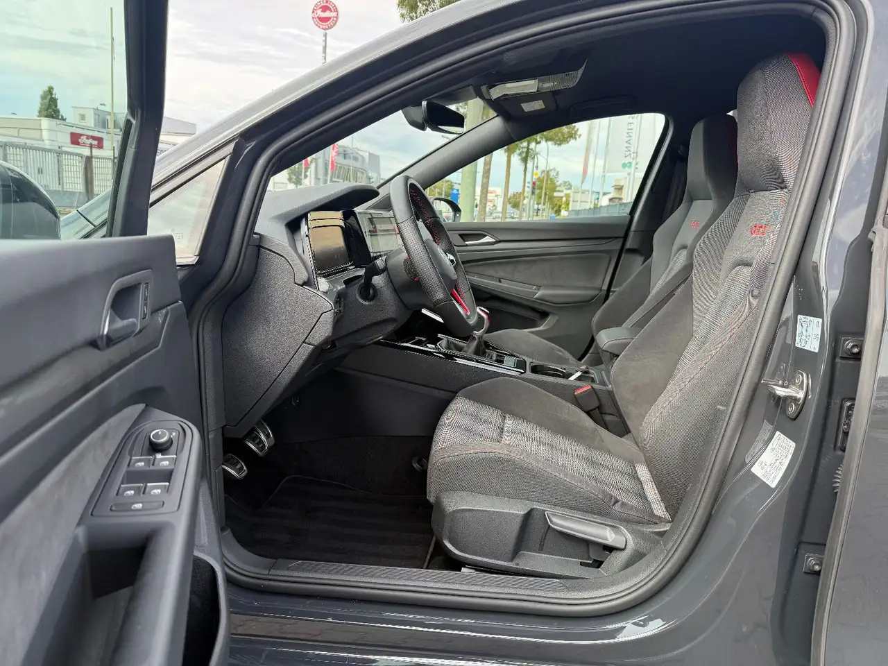 Volkswagen Golf VIII Lim. GTI 2.0 TSI FINANZIERUNG — Galería del vehículo 9