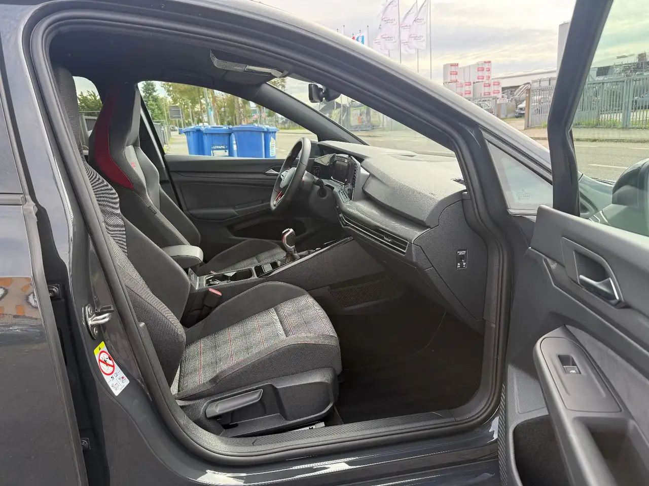 Volkswagen Golf VIII Lim. GTI 2.0 TSI FINANZIERUNG — Galería del vehículo 20