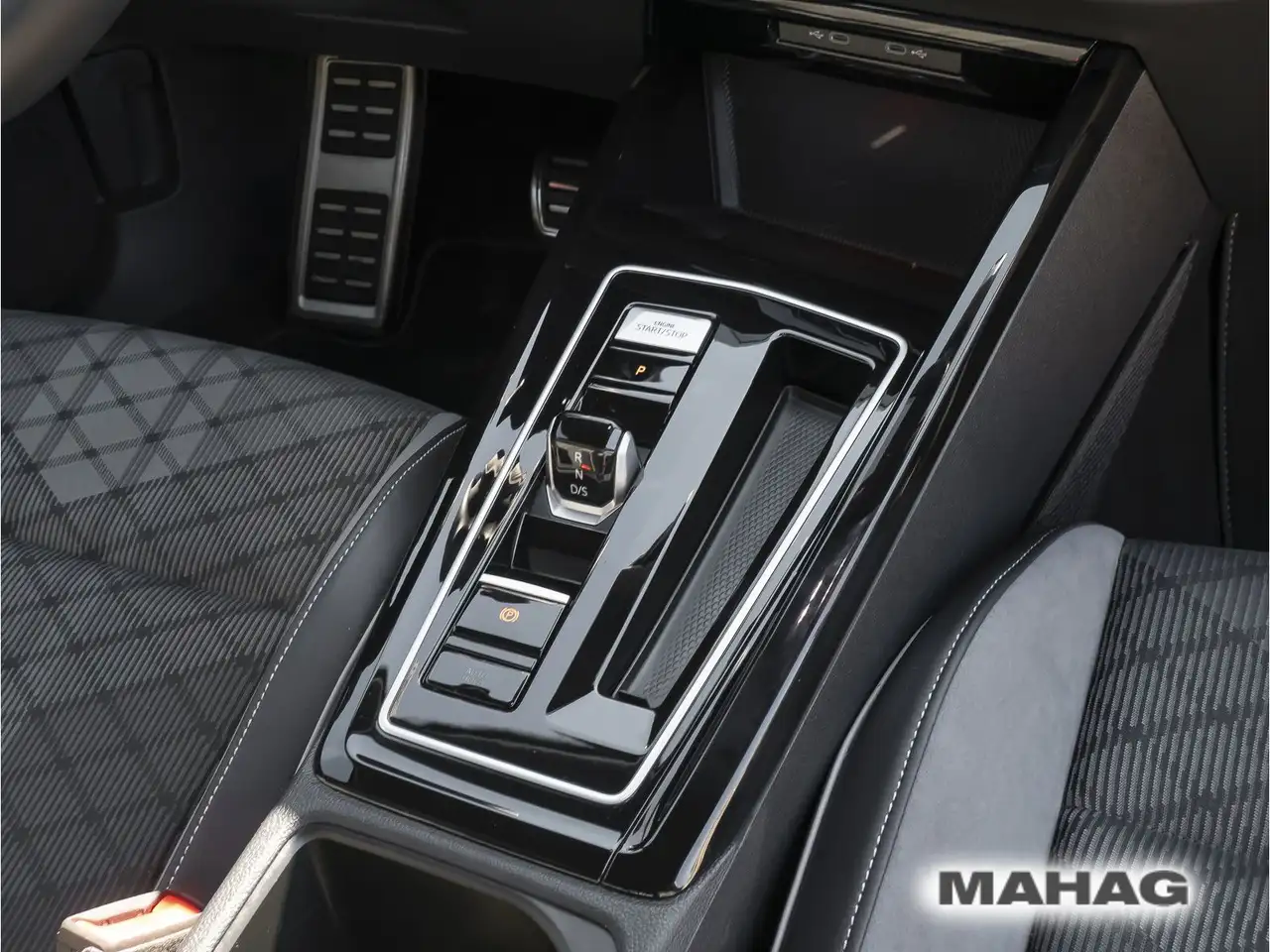 Volkswagen Golf VIII 1.5 eTSI R-Line BlackStyle AHK IQ.Ligh — معرض صور السيارة 23