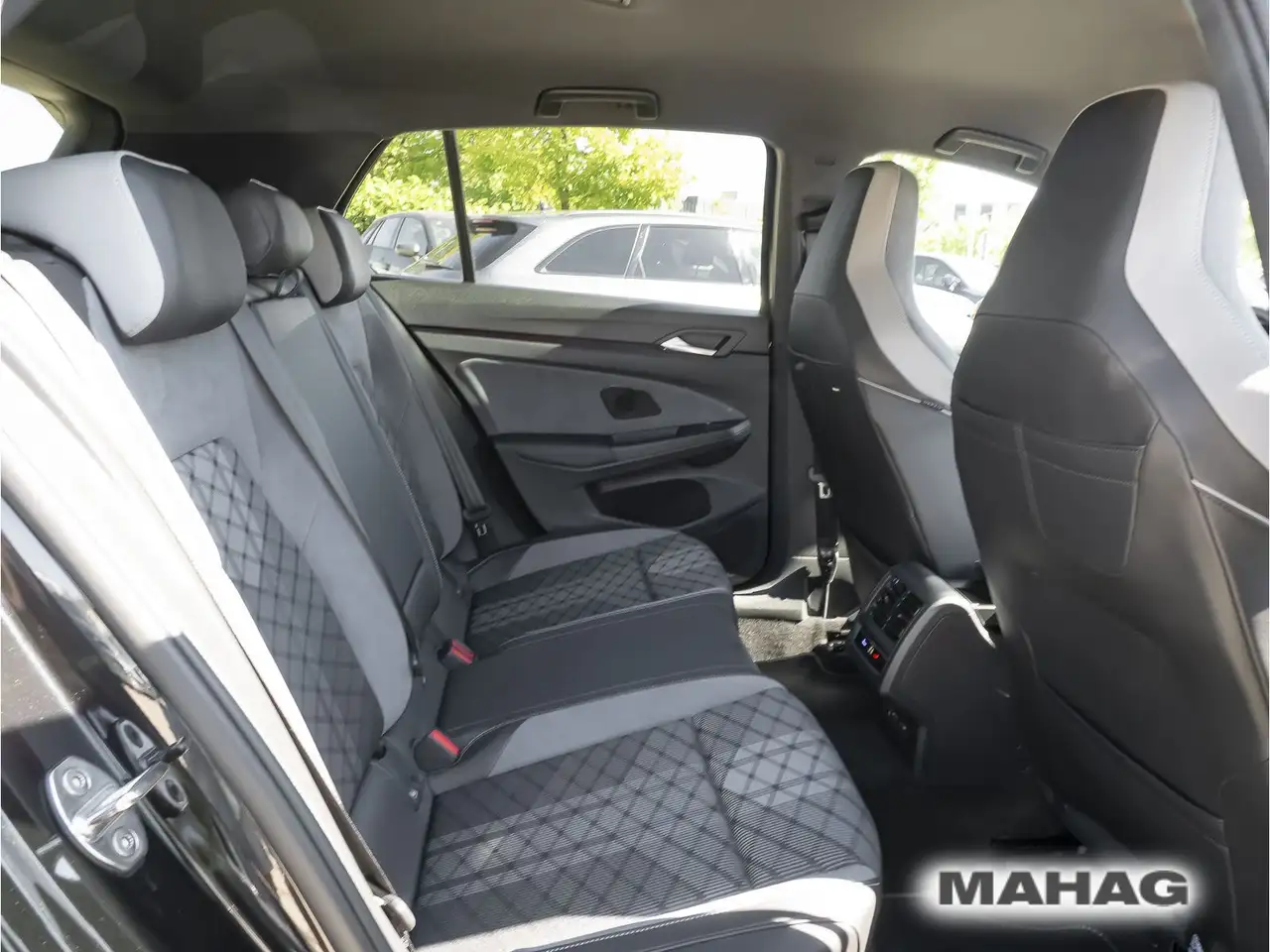 Volkswagen Golf VIII 1.5 eTSI R-Line BlackStyle AHK IQ.Ligh — معرض صور السيارة 17
