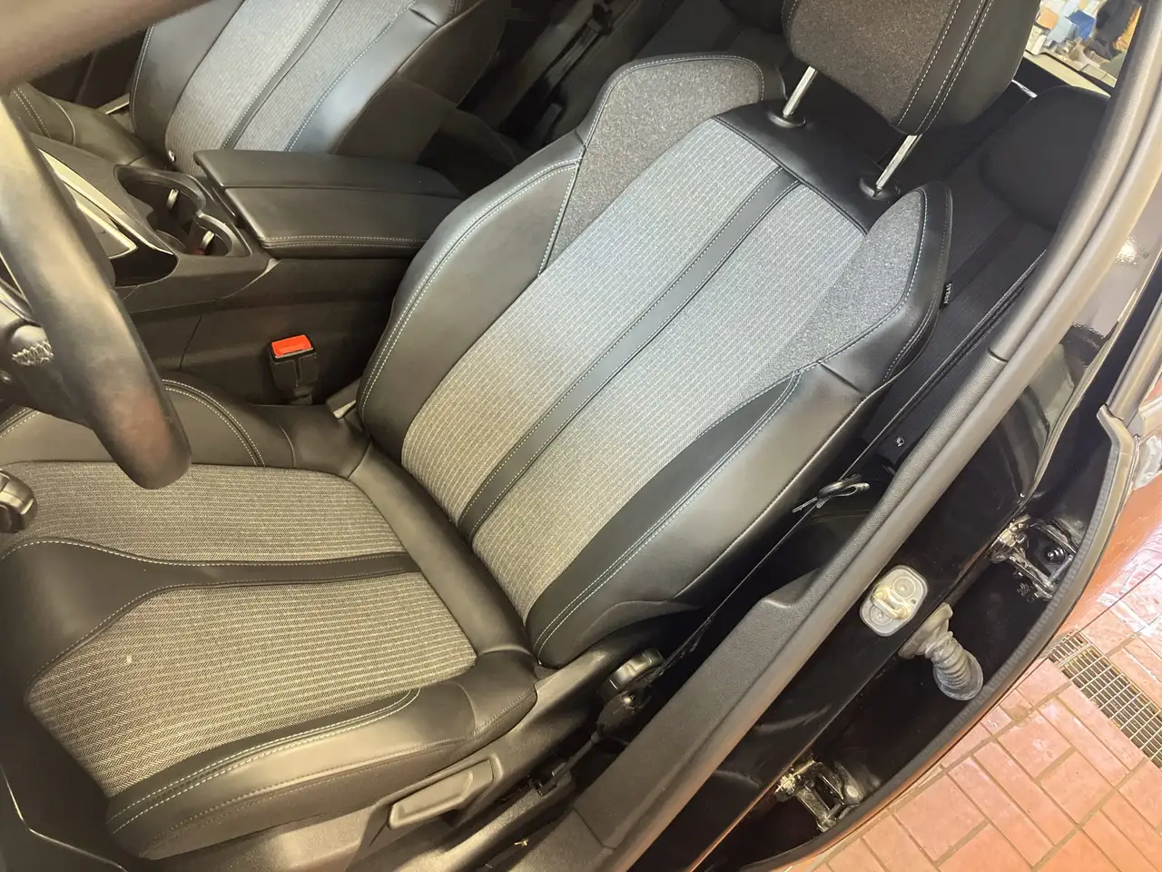 Peugeot 3008 1.2 PureTech 130 Allure Pack ACC+LED+Navi — Vehicle gallery 8