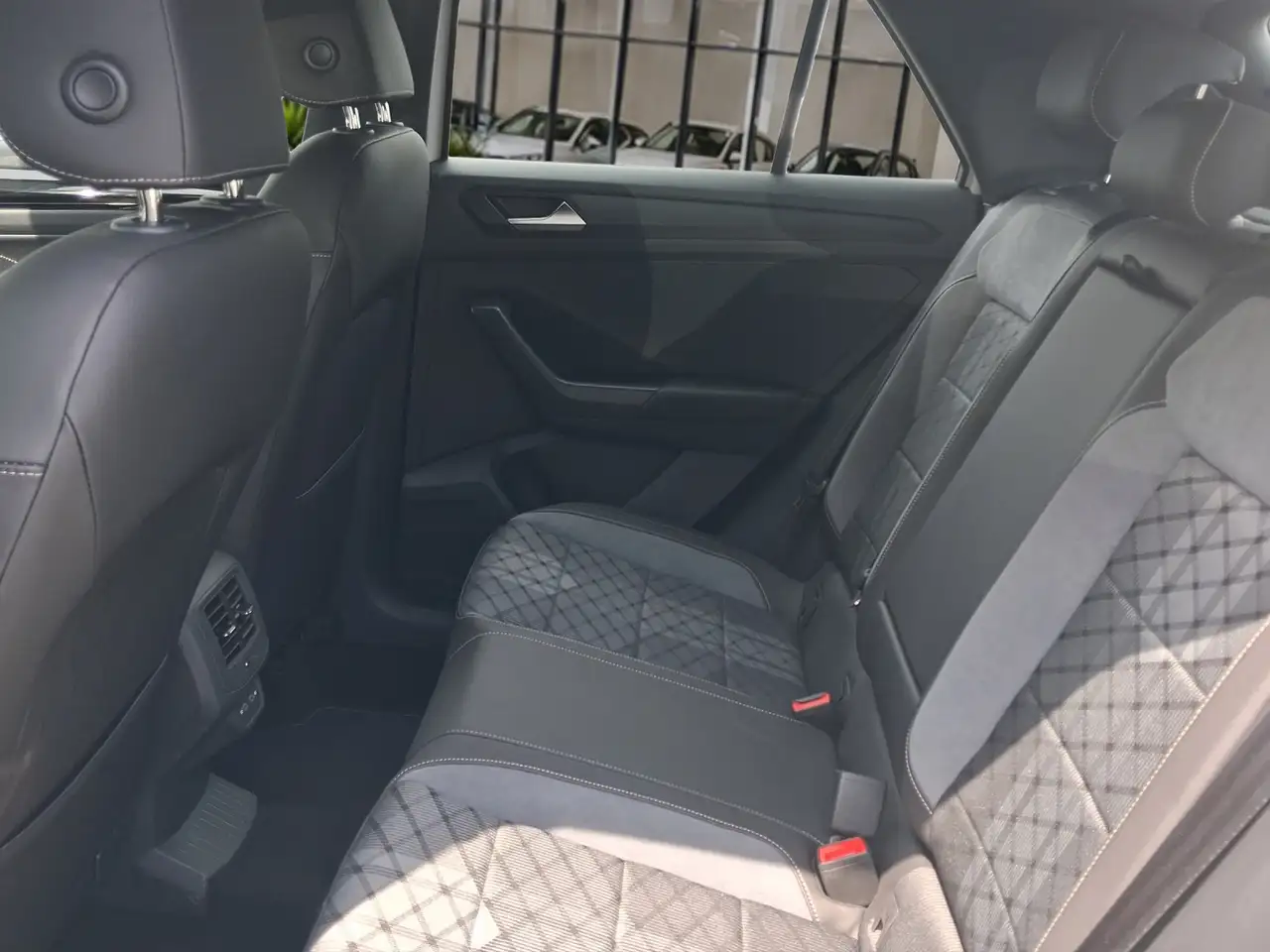 Volkswagen T-Roc R-Line 1.0 l TSI R-Line Sportpaket ACC LED — Galerie du véhicule 6