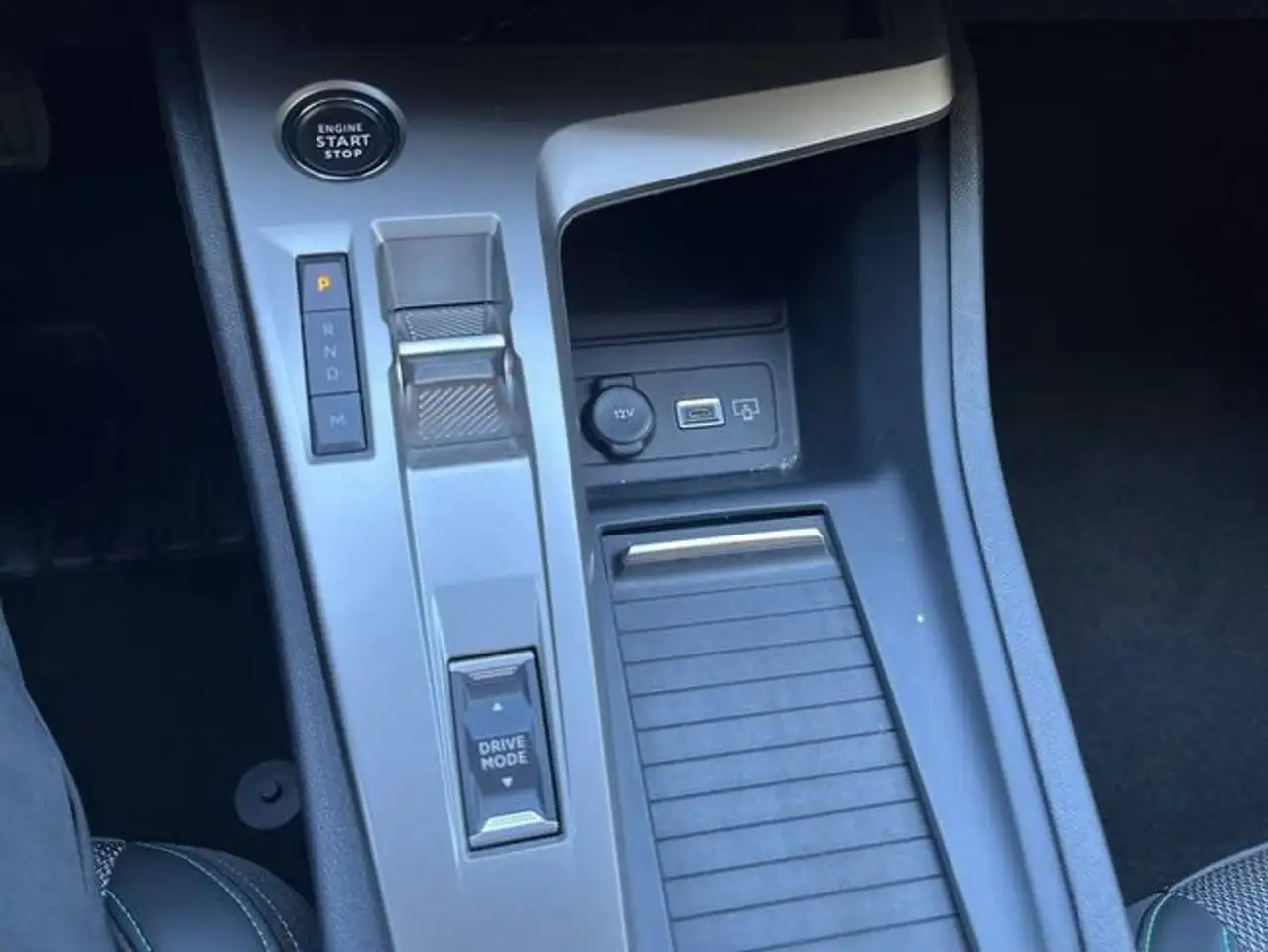 Peugeot 408 Hybrid Allure e-DCS6 145 — Galerie du véhicule 22