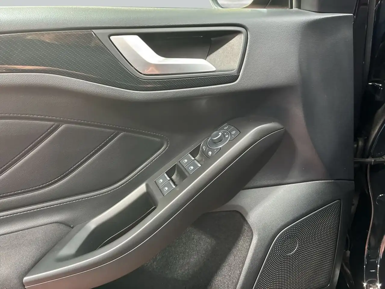 Ford Focus Turnier 1.0 EcoBoost Hybrid ST-LINE X — Galería del vehículo 15