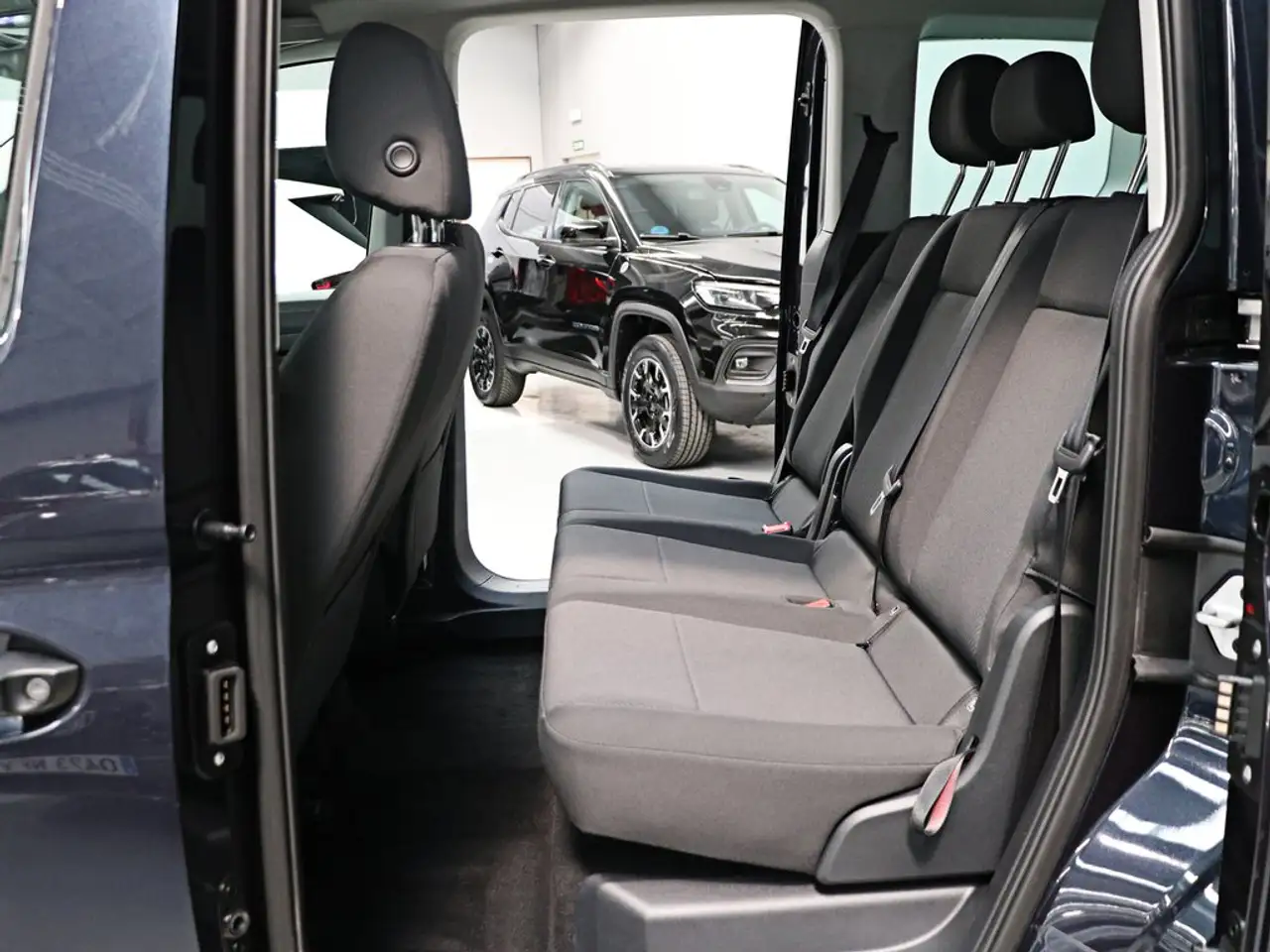 Ford Tourneo Connect 2.0 Ecoblue SWB L1 Trend 122 — معرض صور السيارة 11
