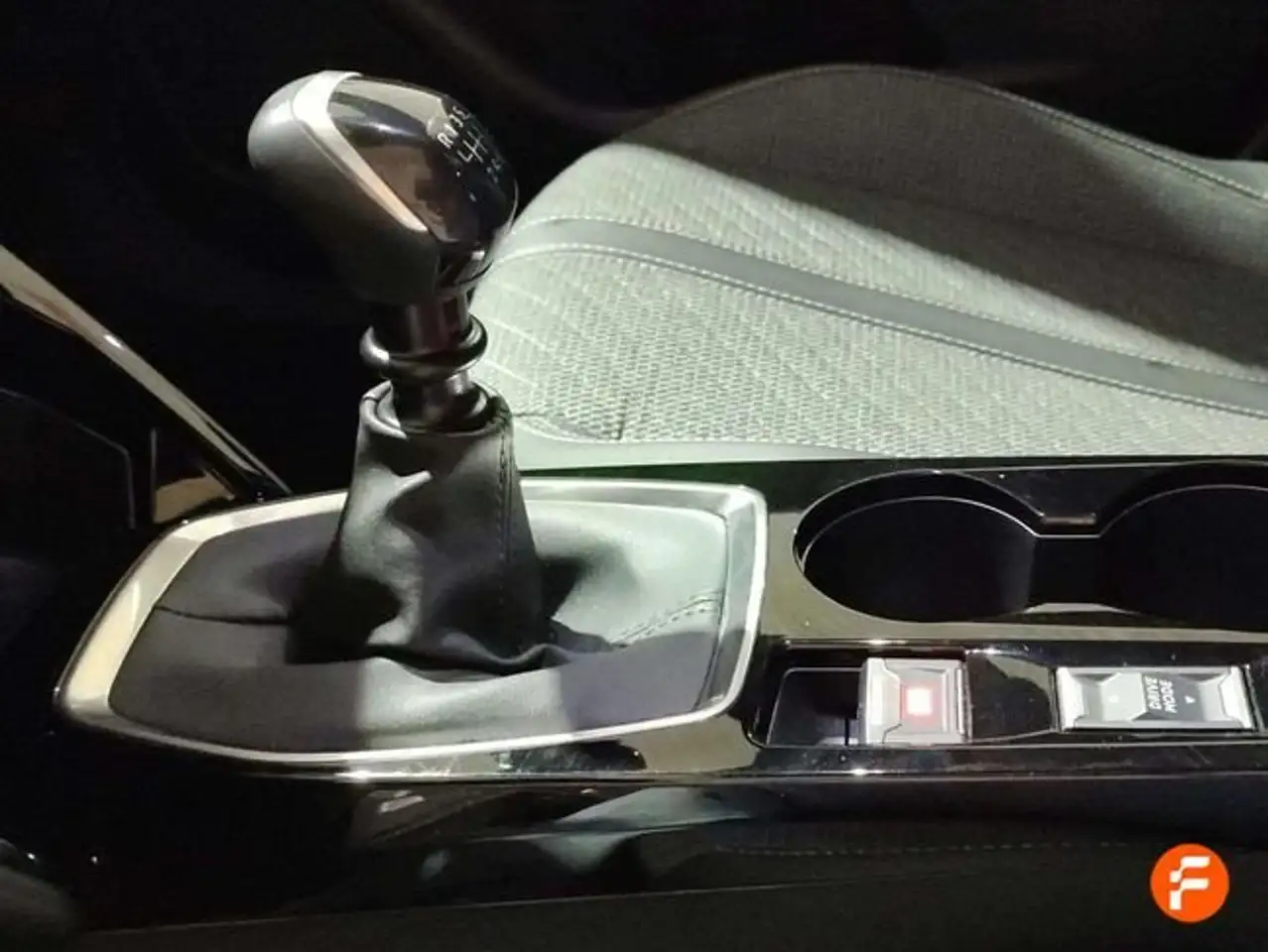 Peugeot 2008 1.2 PureTech S&S Allure 100 — معرض صور السيارة 21